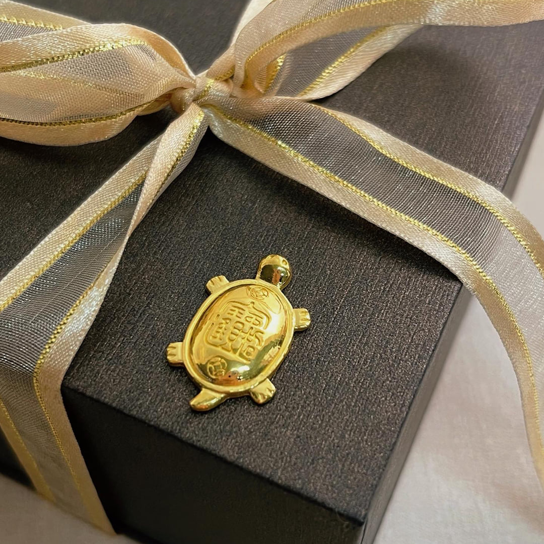 純金金錢龜禮贈情境